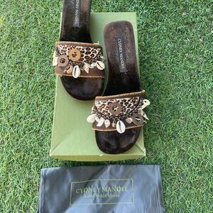 Cydney Mandel Safari Antique Gold & Shells Charms On Chocolate Suede Sz(8)